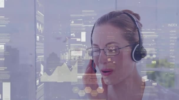 헤드셋에서 말하는 코카서스 여성에 데이터 처리의 애니메이션 컴퓨터 인터페이스 비즈니스 — 비디오