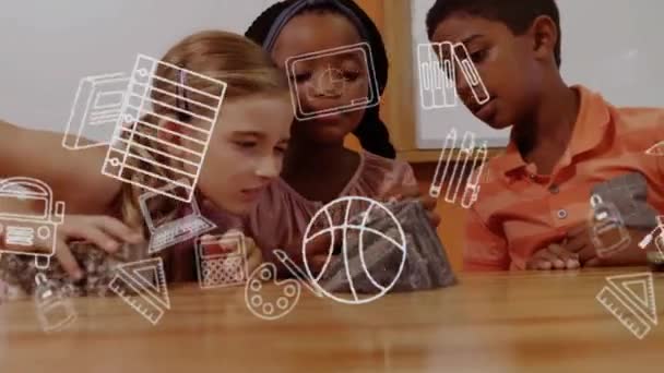 教室の多様な学校の子供たちに対する教育学校のアイコンのアニメーション グローバル教育 小学校コンセプトデジタル生成ビデオ — ストック動画