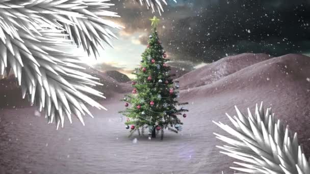 Анимация Ветвей Снега Падающих Украшенную Елку Зимнем Ландшафте Концепция Празднования — стоковое видео