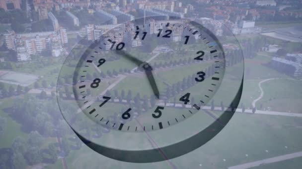 Animación Del Reloj Corriendo Rápido Sobre Las Carreteras Paisaje Urbano — Vídeos de Stock