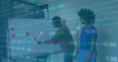 Afrika kökenli Amerikalı meslektaşların ofiste toplanmasıyla ilgili finansal veri işleme animasyonu. İş, finans, takım çalışması ve dijital video arayüzü kavramı.