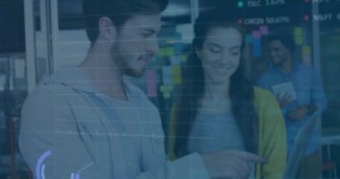 Ofisteki çeşitli iş adamları üzerinde finansal veri işleme animasyonu. Küresel finans, iş, bağlantılar, hesaplama ve veri işleme kavramı dijital olarak oluşturulmuş video.