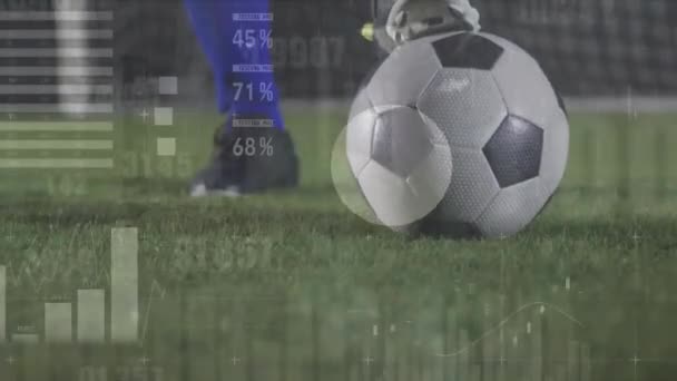 Animering Finansiella Data Bearbetning Över Afrikansk Amerikansk Manlig Fotbollsspelare Ekonomi — Stockvideo