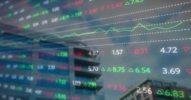 Şehir manzarası üzerinde finansal veri işleme animasyonu. Küresel iş, finans, bağlantılar, hesaplama ve veri işleme kavramı dijital olarak oluşturulmuş video.