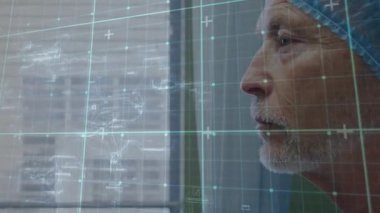 Hastanedeki beyaz erkek cerrahın veri işleme animasyonu. Küresel tıp, sağlık hizmetleri, bilgisayar ve veri işleme kavramı dijital olarak oluşturulmuş video.