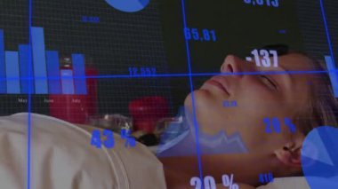 Kafkasyalı bir kadının dinlenmesi üzerine finansal veri işleme animasyonu. Küresel sağlık, ticaret, ağlar, bağlantılar, hesaplama ve veri işleme kavramı dijital olarak oluşturulmuş video.