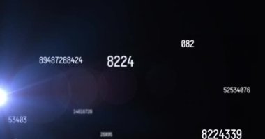 Siyah arka planda mercek parlamaları ile numaraları değiştirmenin animasyonu. Dijital olarak üretilen hologram, illüstrasyon, büyüme, kar, rakamlar, ışık, soyut ve iş konsepti.