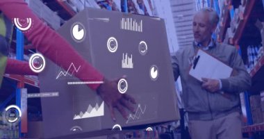 Depoda onay veren beyaz erkek yöneticiye karşı veri işleme animasyonu. Gelecekteki tedarik zinciri ve lojistik ağ işi kavramı