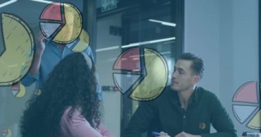 Ofiste tartışan bir grup meslektaşa karşı yüzen turta grafiklerinin animasyonu. Bilgisayar arayüzü ve iş veri teknolojisi kavramı