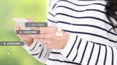 Akıllı telefon kullanan beyaz kadın üzerindeki simgelerle bağlantı ağının animasyonu. Küresel iş, sosyal medya, dijital arayüz ve dijital olarak oluşturulan veri işleme kavramı.