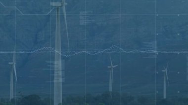 Gökyüzüne karşı dönen yel değirmeninin üzerinde grafik ve bilgisayar dili animasyonu. Dijital bileşik, teknoloji, rapor, iş, kodlama, programlama dili, sürdürülebilir enerji.