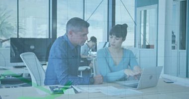 Beyaz erkek ve kadının ofiste dizüstü bilgisayarla tartıştıkları yeşil grafiklerin animasyonu. Bilgisayar arayüzü ve iş veri teknolojisi kavramı