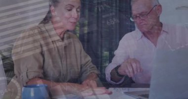 Kafkas meslektaşlarının ofiste raporları tartışması üzerine bilgi arayüzü animasyonu. Dijital bileşim, iş dünyası, rapor, finans, takım çalışması, ofis, belge ve teknoloji kavramı.