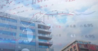 Şehir manzarası üzerinde finansal veri işleme animasyonu. Küresel iş, ağlar, bağlantılar, hesaplama ve veri işleme kavramı dijital olarak oluşturulmuş video.