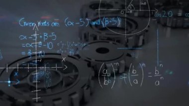 Matematiksel denklemlerin ve diyagramların masadaki hareket eden mekanik viteslerin animasyonu. Dijital olarak üretilen hologram, illüstrasyon, mekanizma, formüller, çözümler ve eğitim kavramı.