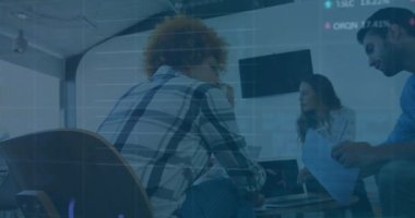 Çeşitli iş adamları üzerinde finansal veri işleme animasyonu. Küresel finans, iş, bağlantılar, hesaplama ve veri işleme kavramı dijital olarak oluşturulmuş video.