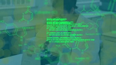 Laboratuvardaki beyaz kadın bilim adamı üzerinde kimyasal formülle veri işleme animasyonu. Bilim, tıp ve veri işleme kavramı dijital olarak oluşturulmuş video.