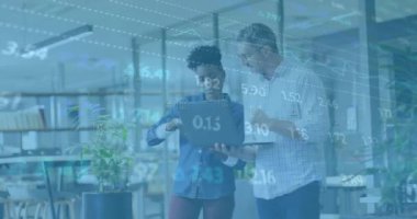 Ofisteki çeşitli iş adamları üzerinde finansal veri işleme animasyonu. Küresel finans, iş, bağlantılar, hesaplama ve veri işleme kavramı dijital olarak oluşturulmuş video.