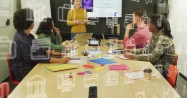 Çeşitli kadınların iş arkadaşlarıyla cep telefonu tasarımı hakkındaki fikirlerini paylaşması üzerine birden fazla simgenin canlandırılması. Dijital bileşik, çoklu pozlama, rapor, iş, bankacılık, takım çalışması ve teknoloji kavramı.