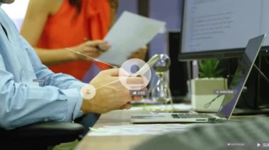 Akıllı telefon kullanan Kafkasyalı işadamı üzerindeki simgelerle bağlantı ağının animasyonu. Küresel iş, sosyal medya, dijital arayüz ve dijital olarak oluşturulan veri işleme kavramı.