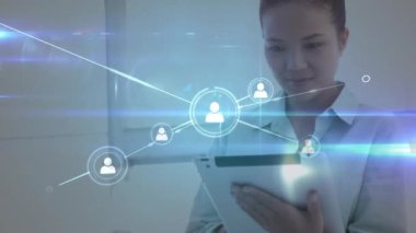 Tablet kullanan Asyalı kadın üzerindeki simgelerle bağlantı ağının animasyonu. Küresel iş, bağlantılar, hesaplama ve veri işleme kavramı dijital olarak oluşturulmuş video.