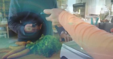 Akıllı telefondan ödeme yapan melez bir adamın veri işleme animasyonu. Teknoloji, iletişim, bilgisayar ve dijital arayüz kavramı dijital olarak oluşturuldu.