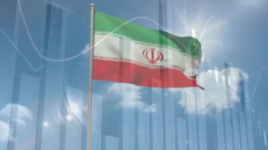 İran bayrağı üzerinde istatistik ve finansal veri işleme animasyonu. Küresel iş, finans, bağlantılar, hesaplama ve veri işleme kavramı dijital olarak oluşturulmuş video.