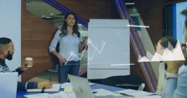 Ofisteki çeşitli iş adamları üzerinde finansal veri işleme animasyonu. Küresel iş, finans, bağlantılar, hesaplama ve veri işleme kavramı dijital olarak oluşturulmuş video.