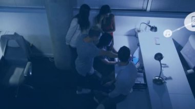 Ofisteki farklı iş adamlarının simgeleriyle bağlantı ağının animasyonu. Küresel iş, bağlantılar, hesaplama ve veri işleme kavramı dijital olarak oluşturulmuş video.