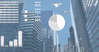 Şehir manzarası üzerinde finansal veri işleme animasyonu. küresel finansman, iş ve veri işleme kavramı dijital olarak oluşturulmuş video.