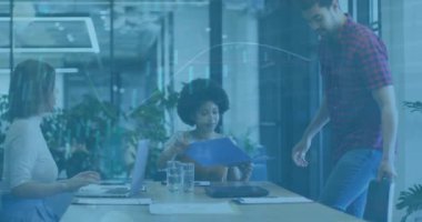 Ofisteki çeşitli iş adamlarının veri işleme ve istatistiklerinin animasyonu. Küresel iş, finans, bilgisayar ve veri işleme kavramı dijital olarak oluşturulmuş video.