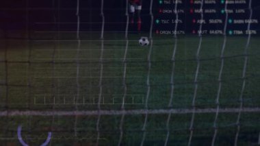 Futbolcuların topa vurması üzerine finansal veri işleme animasyonu. Küresel spor, iş dünyası, ağlar, bağlantılar, hesaplama ve veri işleme kavramı dijital olarak oluşturulmuş video.