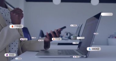 Ofiste akıllı telefon kullanan Afro-Amerikan iş kadınının veri işleme animasyonu. Küresel finans, iş ve veri işleme kavramı dijital olarak oluşturulmuş video.