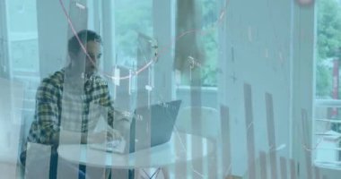 Ofisteki dizüstü bilgisayarla Kafkas iş adamının finansal veri işleme animasyonu. Küresel iş, finans, iletişim ve veri işleme kavramı dijital olarak oluşturulmuş video.