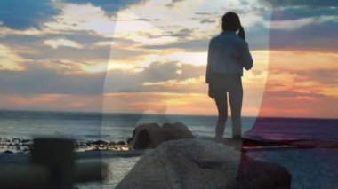 Gün batımında kollarını kumsala açmış mutlu beyaz kadın üzerinde İtalyan bayrağının canlandırılması. İtalyanca, yaz, özgürlük, tatiller, seyahat ve vatanseverlik, dijital olarak üretilen video.