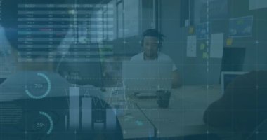 Çeşitli iş adamları üzerinde finansal veri işleme animasyonu. Küresel finans, iş, bağlantılar, hesaplama ve veri işleme kavramı dijital olarak oluşturulmuş video.