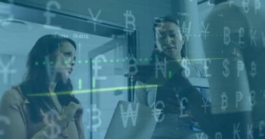 Ofisteki çeşitli iş adamları üzerinde finansal ikonlar ve veri işleme animasyonları. Küresel finans, iş, bağlantılar, hesaplama ve veri işleme kavramı dijital olarak oluşturulmuş video.