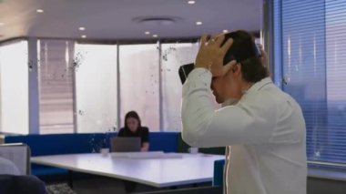 VR kulaklığı takmış beyaz bir adam üzerinde daireler çizen profil simgesi animasyonu. Dijital bileşik, çoklu pozlama, iş, şekil, fütüristik ve teknoloji kavramı.