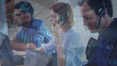 Ofisteki telefon kulaklığı kullanılarak çeşitli meslektaşlar üzerinde veri işleme animasyonu. Küresel iş, bilgisayar, iletişim ve dijital arayüz kavramı dijital olarak oluşturulmuş video.