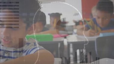 Bilgi arayüzü animasyonu, insan yüzü çizimi, farklı öğrencilerin deftere yazması. Dijital bileşik, çoklu pozlama, rapor, iş, küresel, çocukluk ve eğitim kavramı.