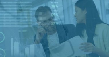 Muhtelif meslektaşların ofiste belgeleri tartışması üzerine bilgi arayüzü animasyonu. Dijital bileşim, iş dünyası, rapor, hesap tablosu, finans, takım çalışması, planlama, evrak işleri, rapor.