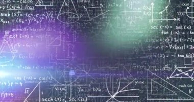Matematiksel denklemlerin animasyonu ve siyah arkaplan üzerinde mercek parlamaları olan diyagramlar. Dijital olarak üretilen hologram, illüstrasyon, çözüm, toplamlar, formüller ve eğitim kavramı.