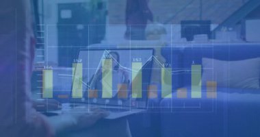 Ofisteki video görüşmesi sırasında Asyalı iş kadınının dizüstü bilgisayarında hareket eden grafiklerin canlandırması. Dijital bileşim, iş dünyası, rapor, ilerleme, kayıp, toplantı, tartışma, teknoloji kavramı.