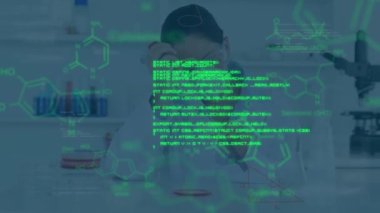 Asyalı kadın bilim adamının laboratuvarda bilimsel veri işleme animasyonu. Küresel araştırma, tıp, bilim, hesaplama ve veri işleme kavramı dijital olarak oluşturulmuş video.