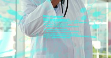 Steteskopla gülümseyen Kafkas kıdemli erkek doktor üzerinde tıbbi veri işleme animasyonu. Tıbbi ve sağlık hizmetleri, araştırma, dijital arayüz ve teknoloji, dijital olarak oluşturulmuş video.