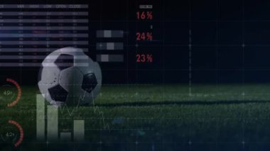 Futbolcuların topa vurması üzerine finansal veri işleme animasyonu. Küresel spor, iş dünyası, ağlar, hesaplama, veri işleme ve dijital olarak oluşturulmuş video konsepti.