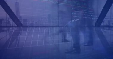 Modern ofis üzerinden finansal veri işleme animasyonu. Küresel finans, iş, bağlantılar, hesaplama ve veri işleme kavramı dijital olarak oluşturulmuş video.