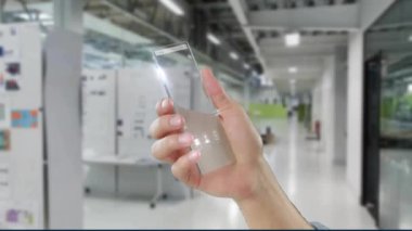 Akıllı telefon kullanan beyaz kadın üzerinde dijital simgelerin ve veri işlemenin animasyonu. Küresel siber güvenlik, bağlantılar, hesaplama ve veri işleme kavramı dijital olarak oluşturuldu.