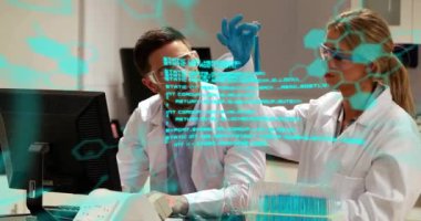 Kafkas erkek ve kadın bilim adamlarının laboratuvarda veri işleme animasyonu. Küresel tıp, bilim, bilgisayar ve veri işleme kavramı dijital olarak oluşturulmuş video.