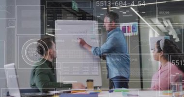 Muhtelif meslektaşların ofiste toplanmasıyla ilgili veri işleme animasyonu. İş, finans ve iletişim konsepti dijital olarak oluşturulmuş video.